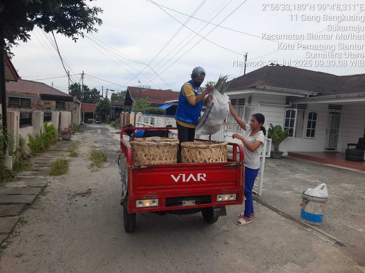PENJEMPUTAN SAMPAH LINGKUNGAN DAN SAMPAH RUMAHAN DI KELURAHAN SUKA MAKMUR