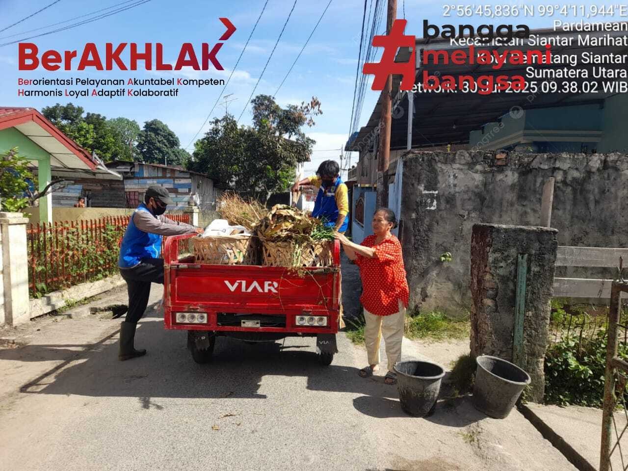 PENJEMPUTAN SAMPAH DARI GANG KE GANG DI KELURAHAN PARDAMEAN 